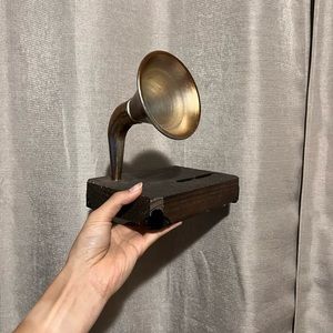 Non electric amplifier phone holder
